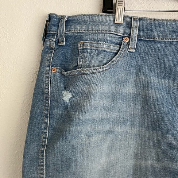 Levi Strauss Signature High Rise Disstred 5” Short, Size 26 - Picture 3 of 6